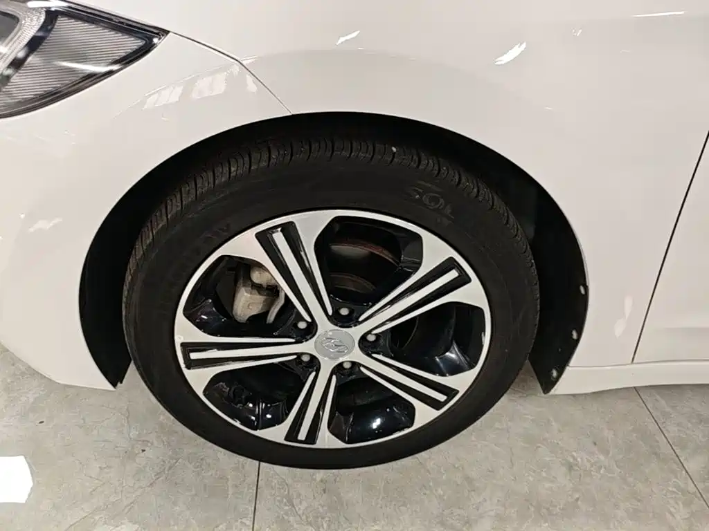 Hyundai Elantra — фото 23