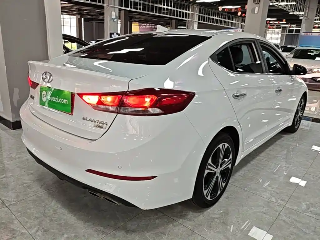 Hyundai Elantra — фото 7