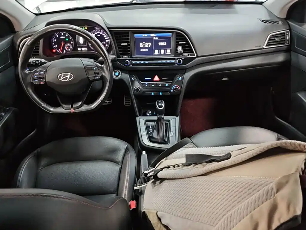 Hyundai Elantra — фото 10