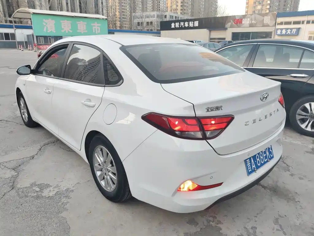 Hyundai Elantra — фото 21