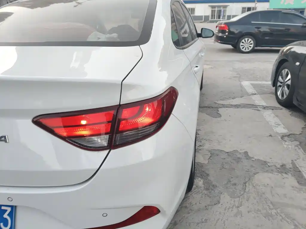 Hyundai Elantra — фото 24