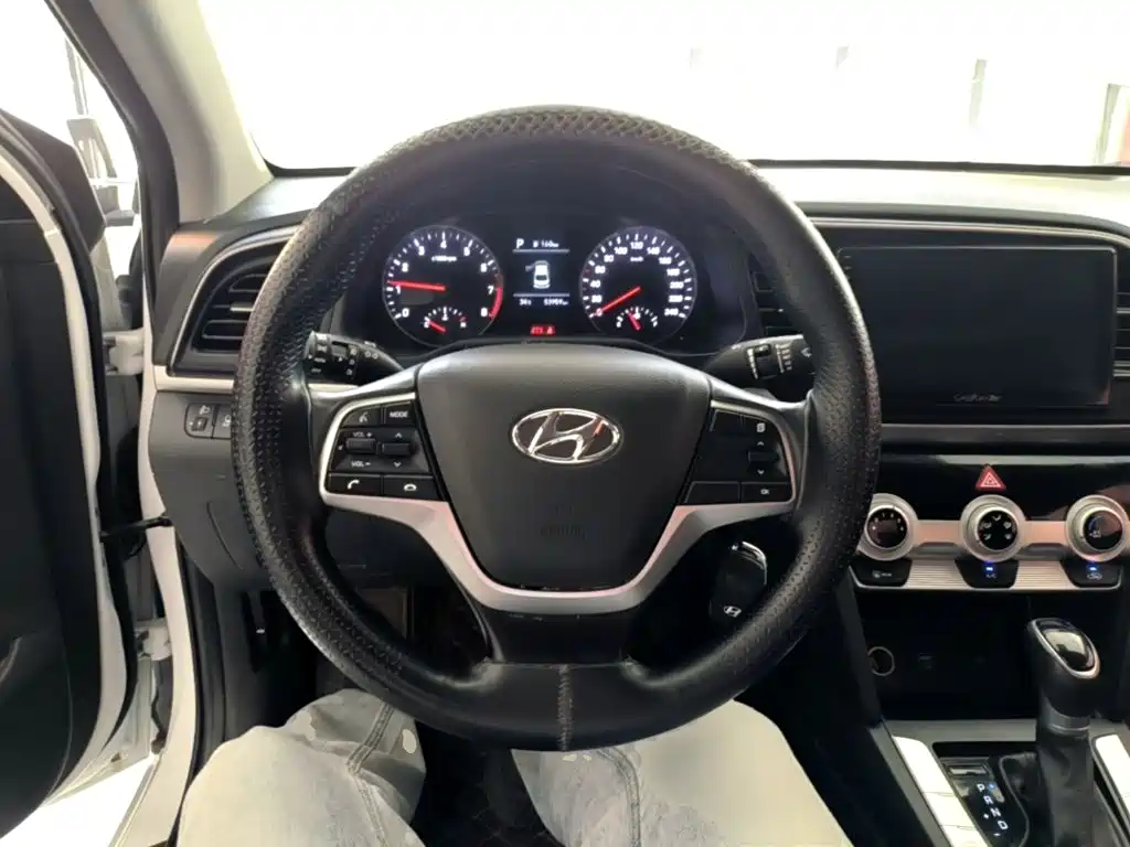 Hyundai Elantra — фото 11