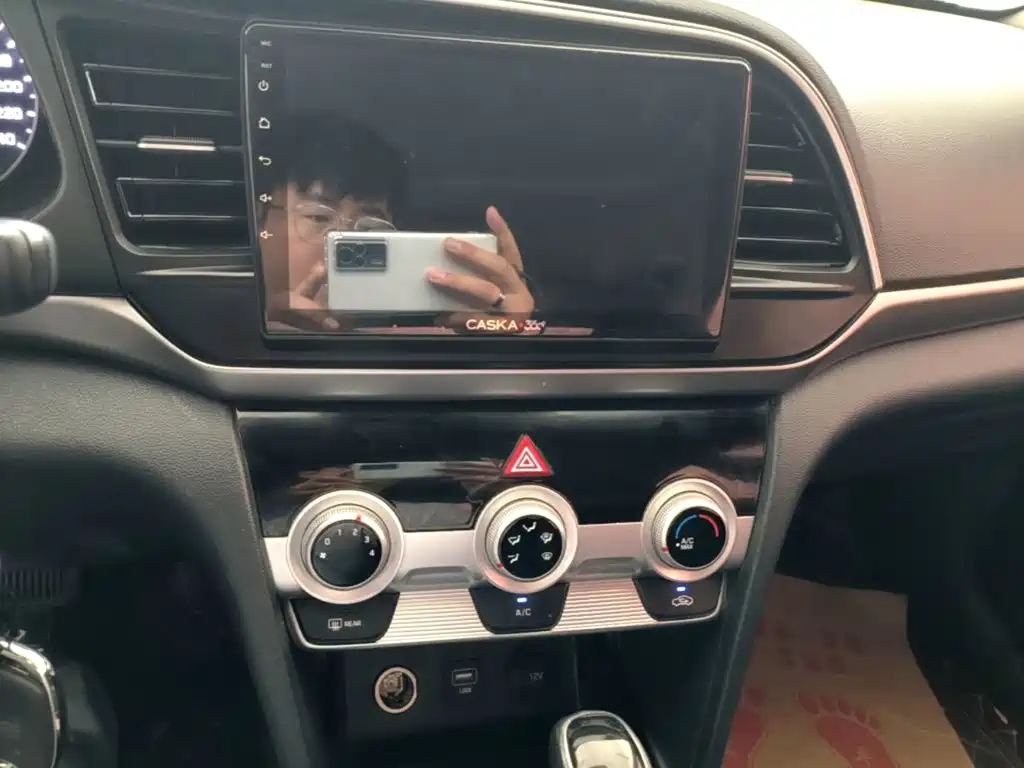 Hyundai Elantra — фото 13