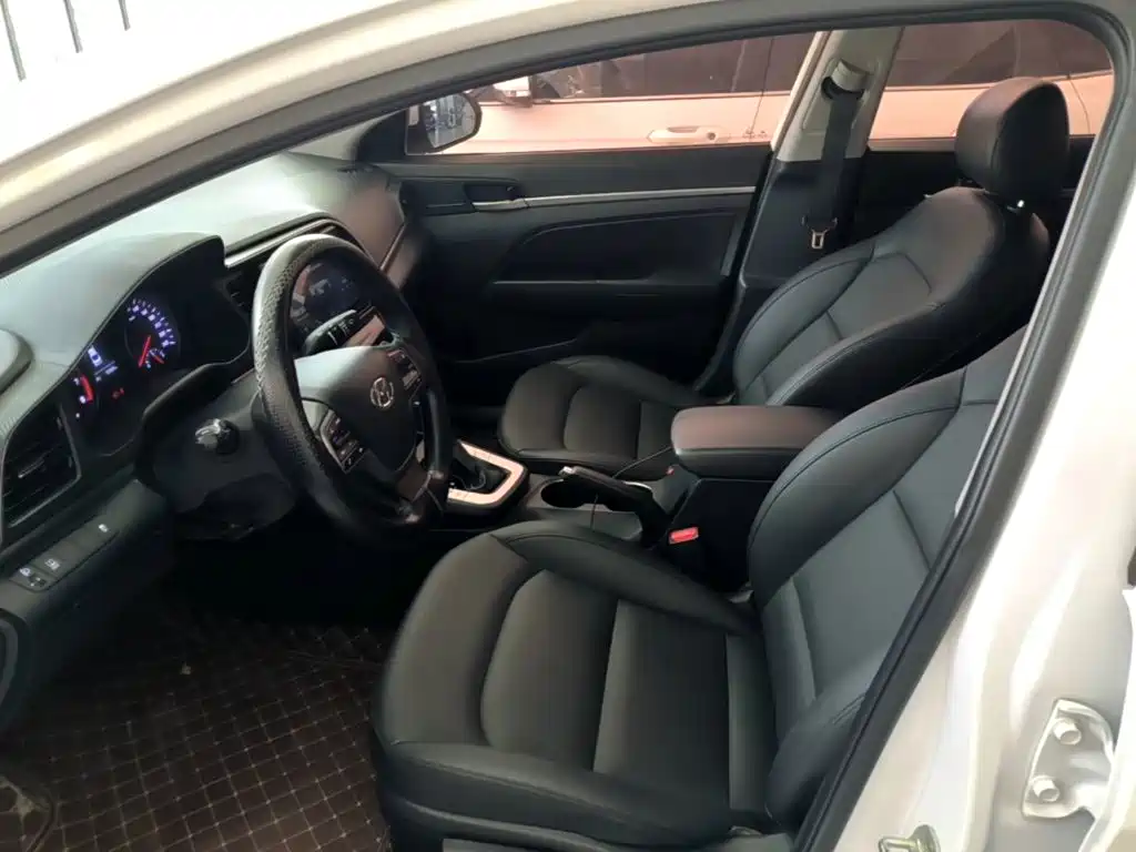 Hyundai Elantra — фото 15