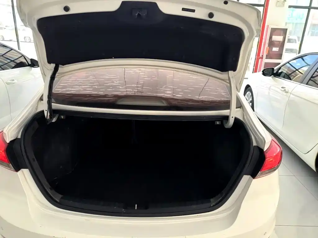 Hyundai Elantra — фото 19