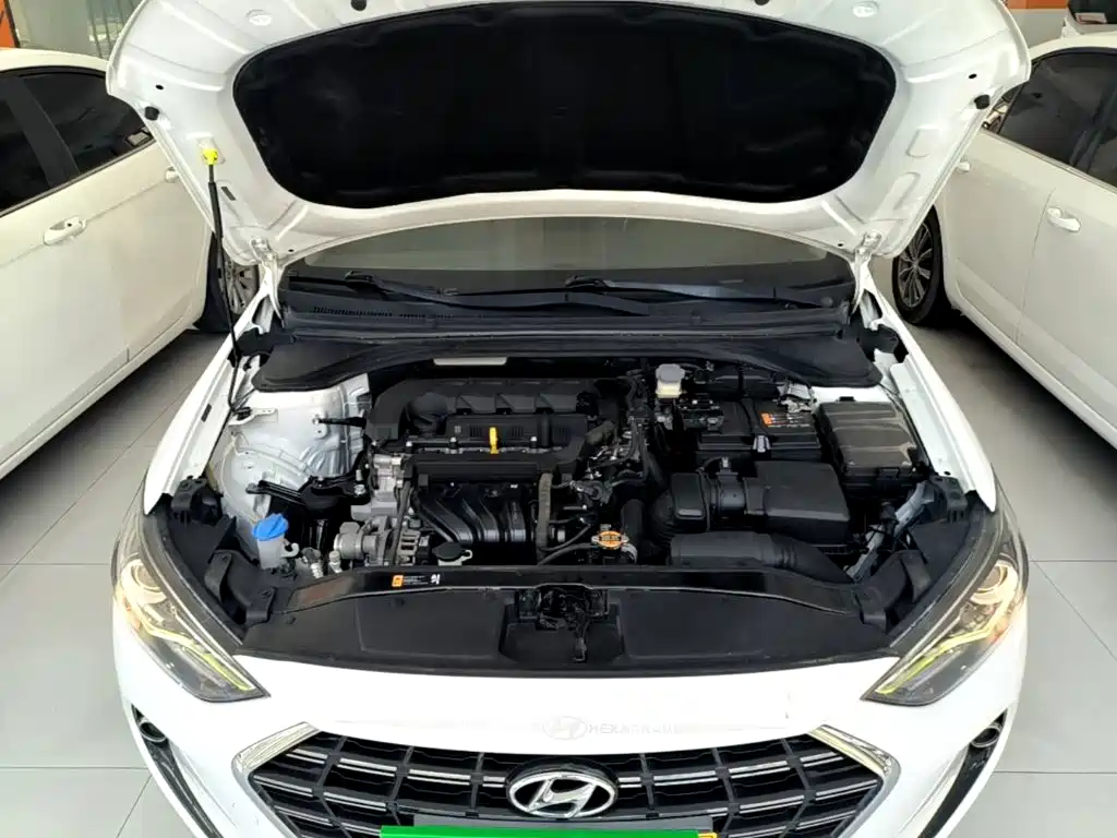 Hyundai Elantra — фото 20