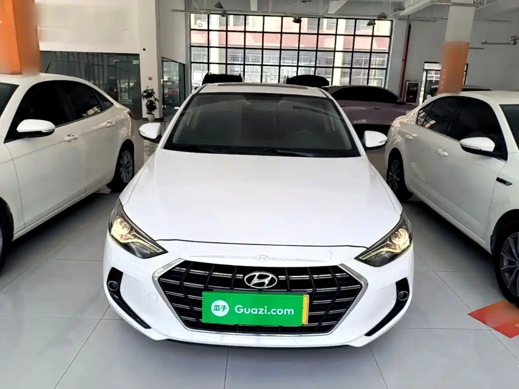 Hyundai Elantra — фото 3