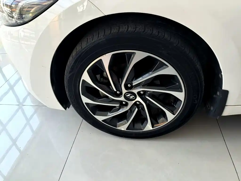 Hyundai Elantra — фото 23