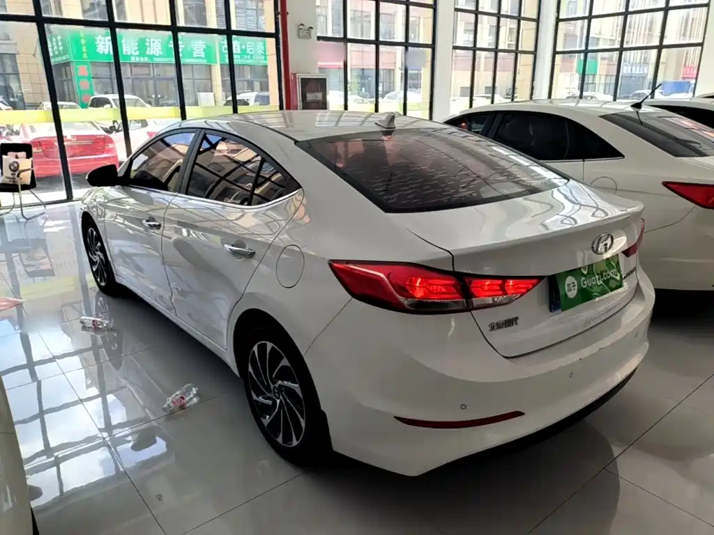 Hyundai Elantra — фото 5
