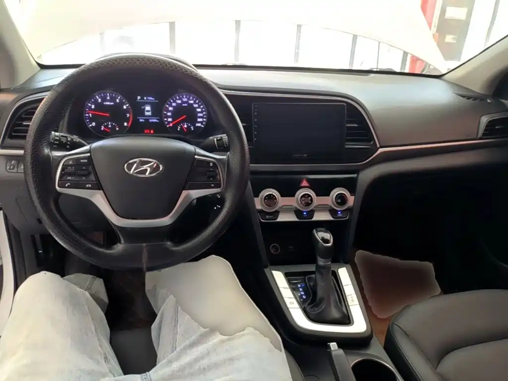 Hyundai Elantra — фото 10