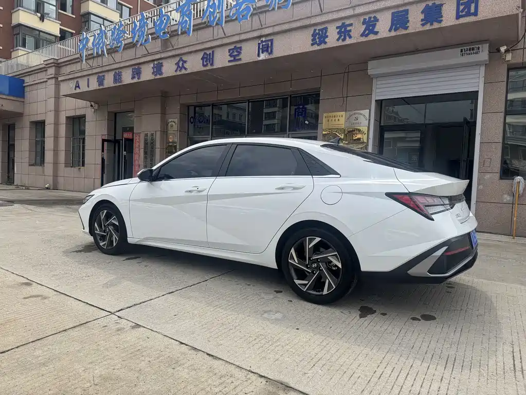 Hyundai Elantra — фото 3