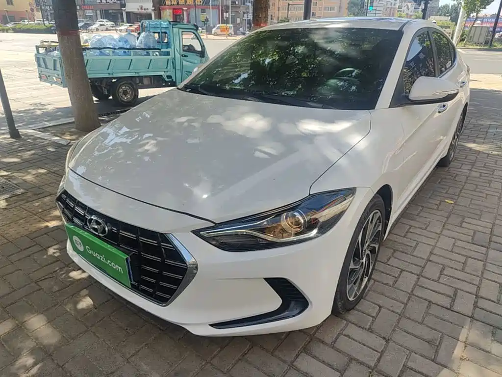 Hyundai Elantra — фото 2
