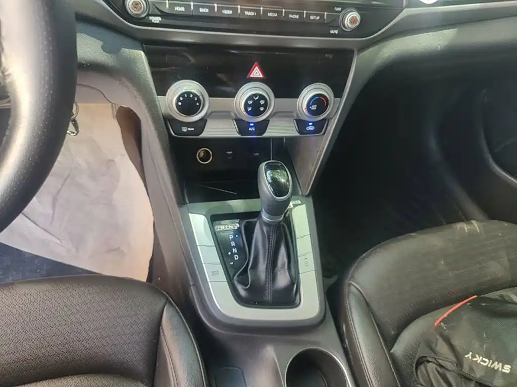 Hyundai Elantra — фото 14