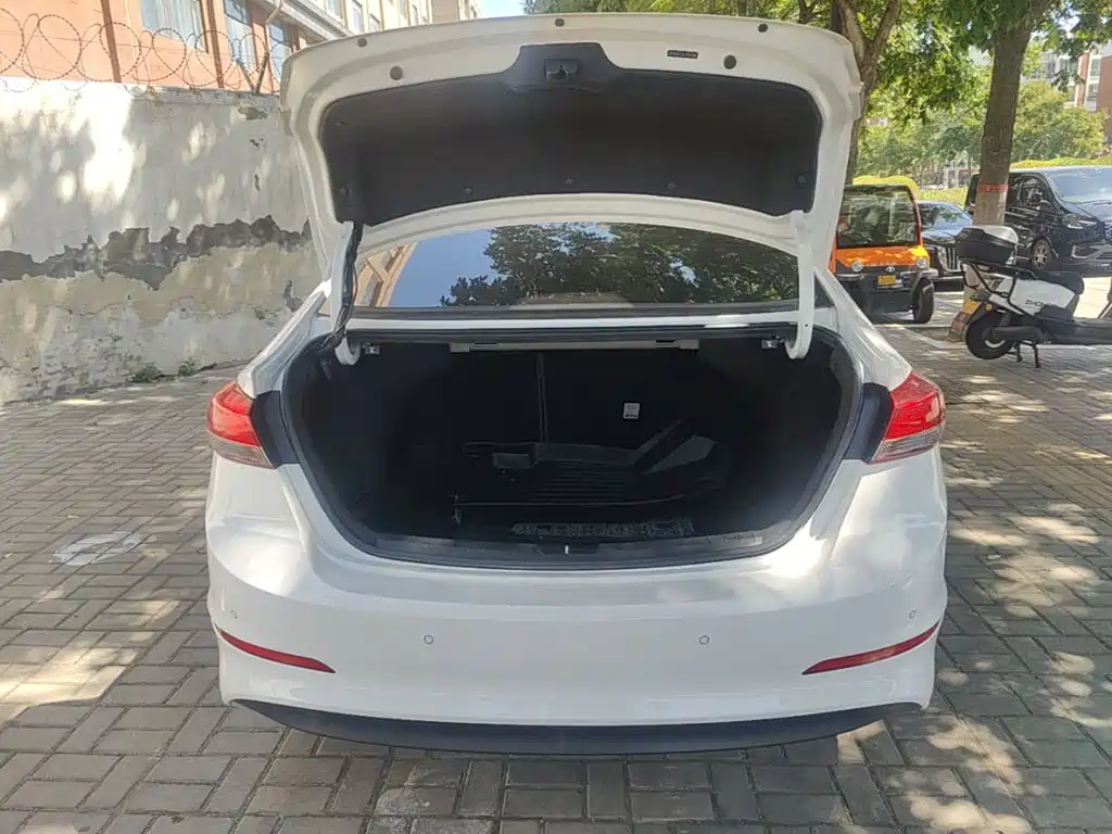 Hyundai Elantra — фото 19