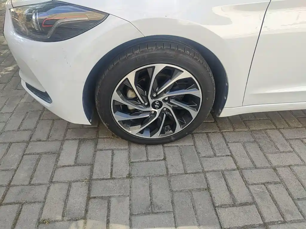 Hyundai Elantra — фото 23