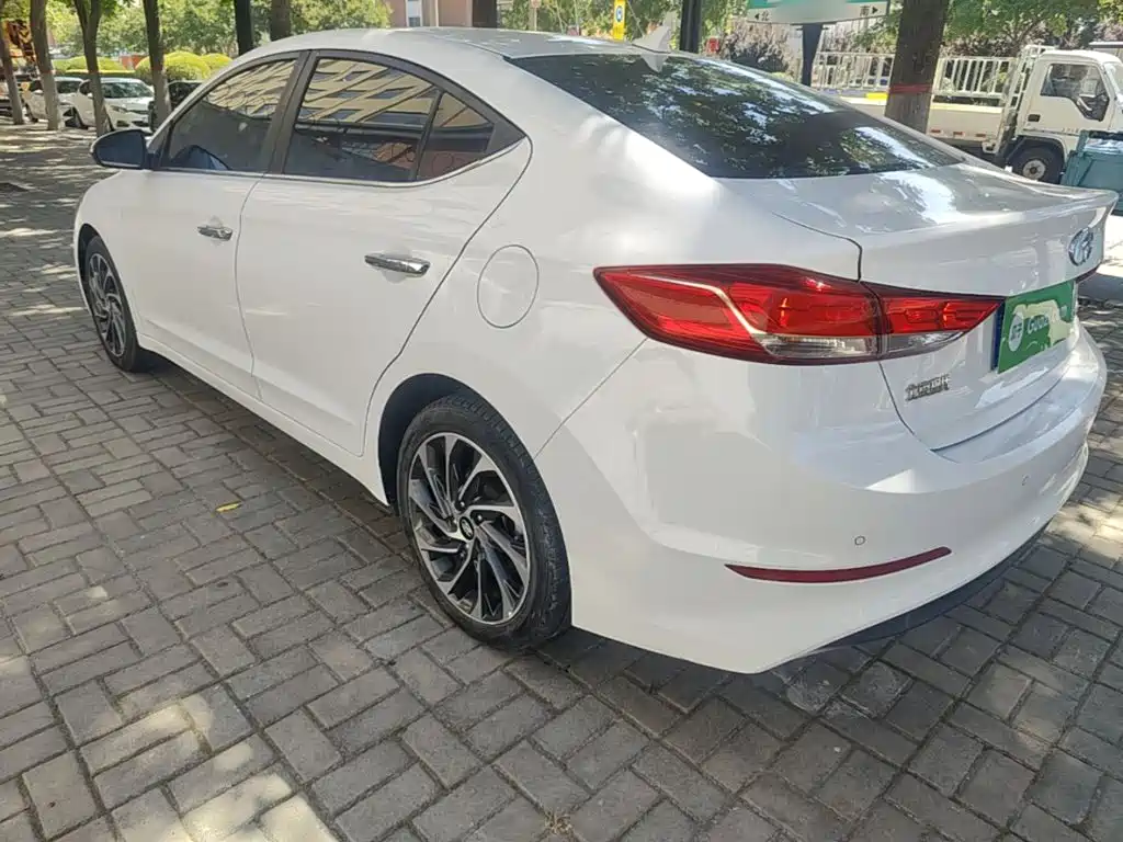 Hyundai Elantra — фото 5