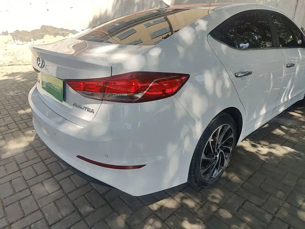 Hyundai Elantra — фото 8