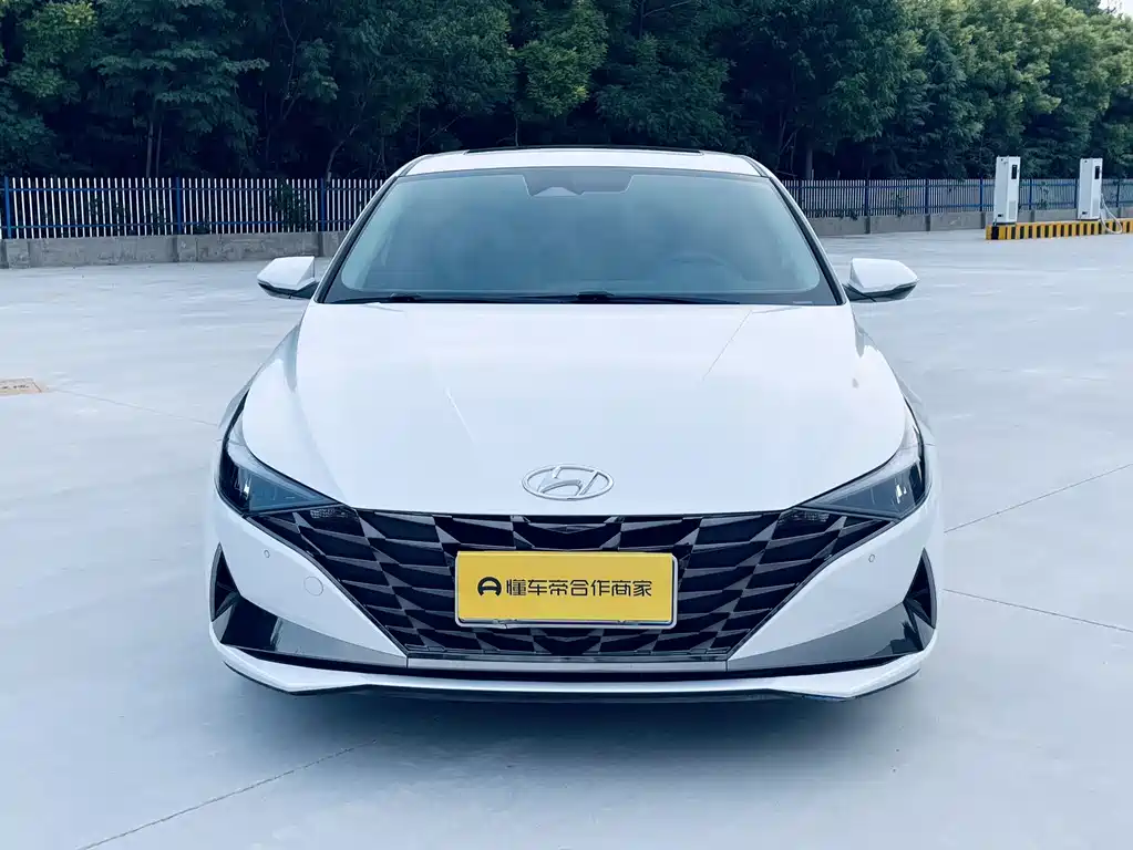 Hyundai Elantra — фото 2