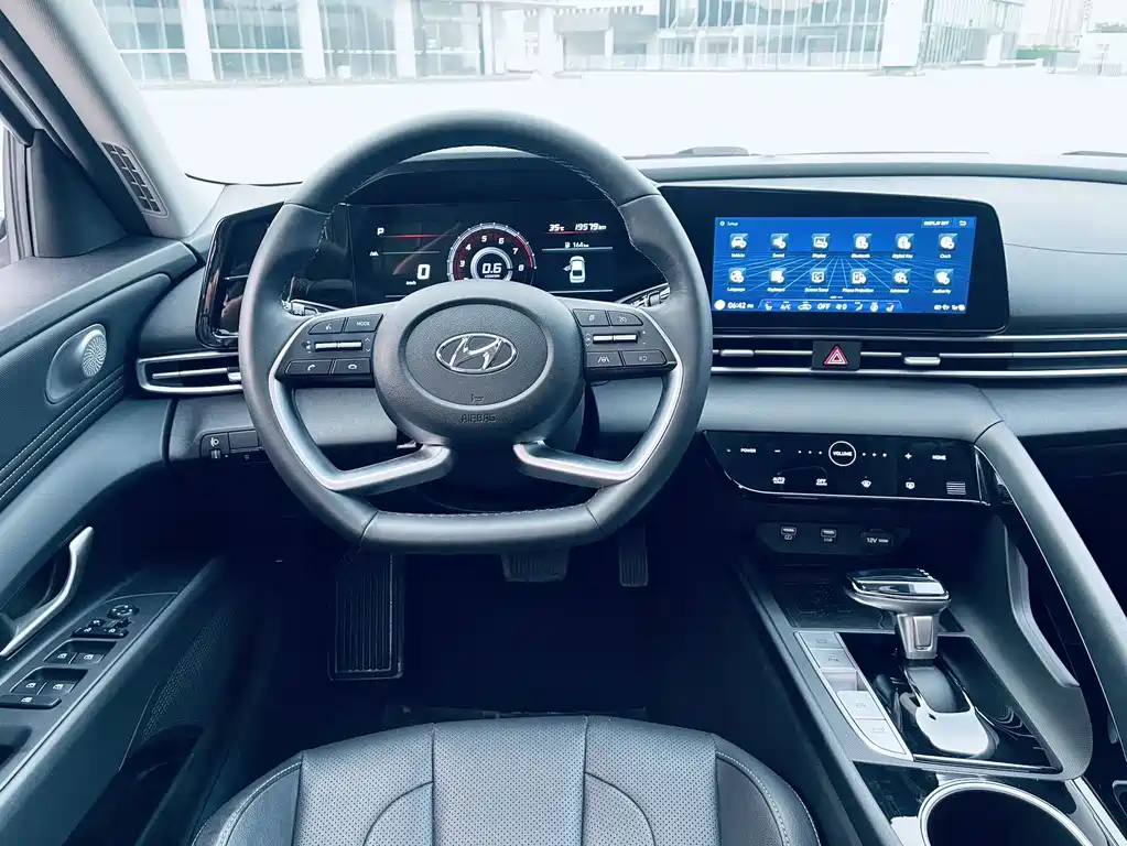 Hyundai Elantra — фото 8