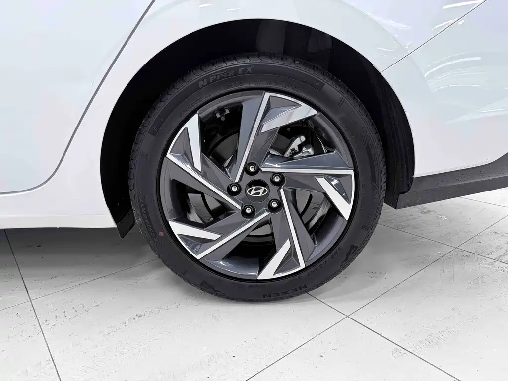 Hyundai Elantra — фото 22