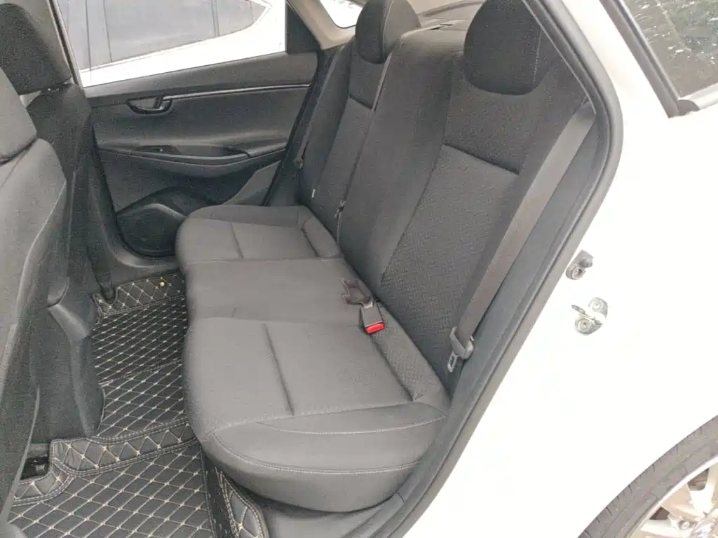 Hyundai Elantra — фото 17
