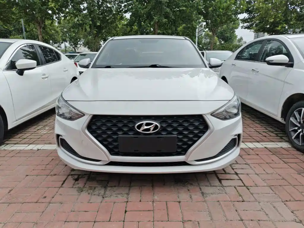 Hyundai Elantra — фото 3