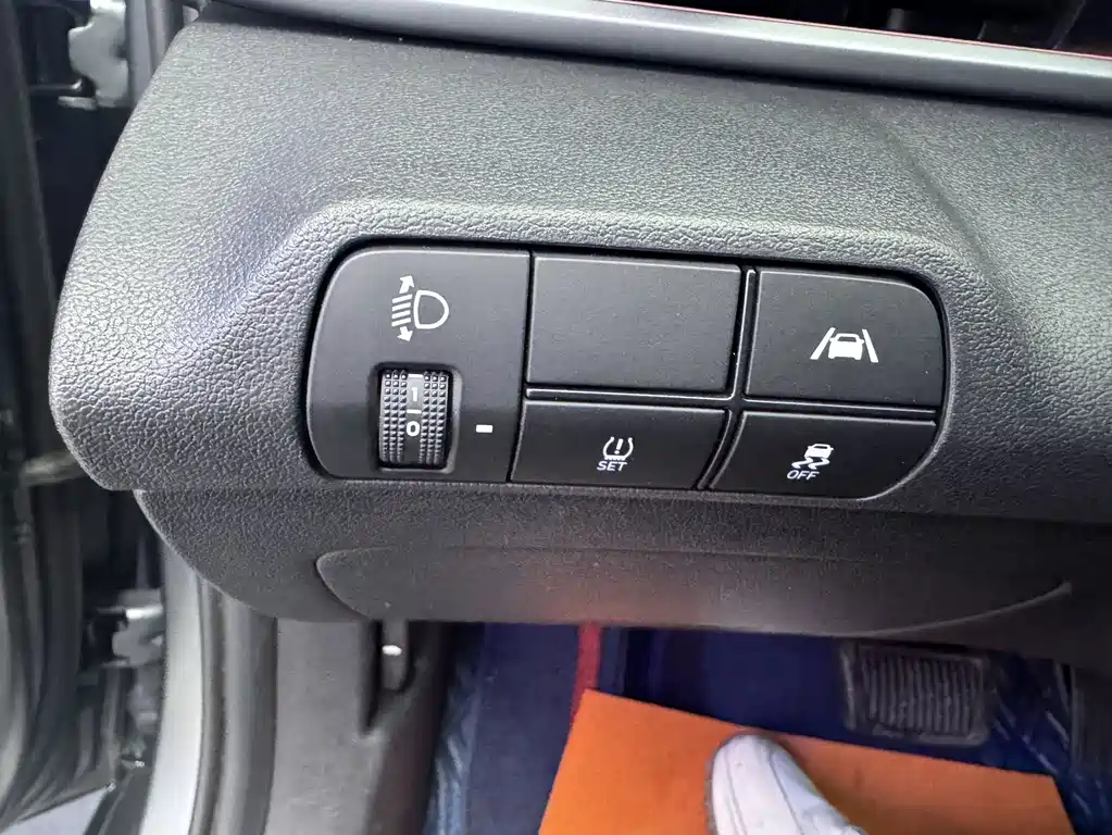 Hyundai Elantra — фото 10
