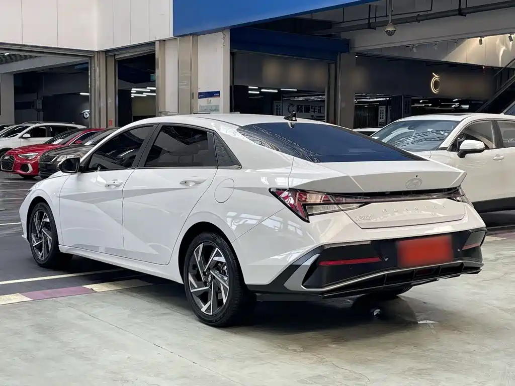 Hyundai Elantra — фото 11