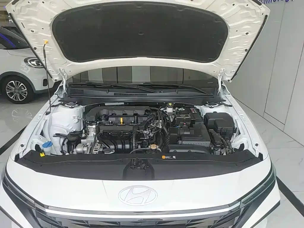 Hyundai Elantra — фото 17
