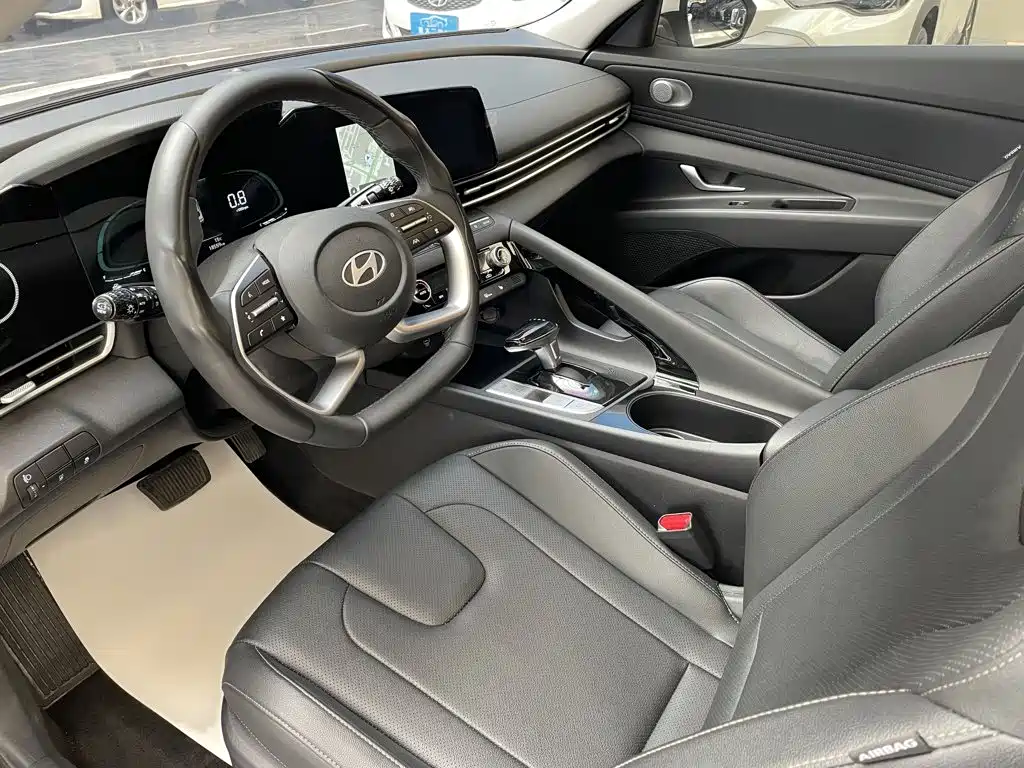 Hyundai Elantra — фото 18