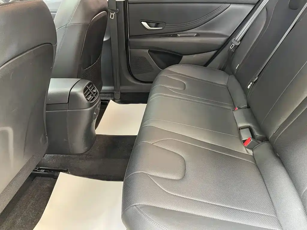 Hyundai Elantra — фото 20