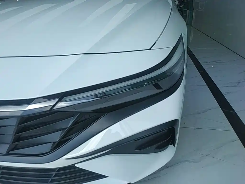 Hyundai Elantra — фото 3