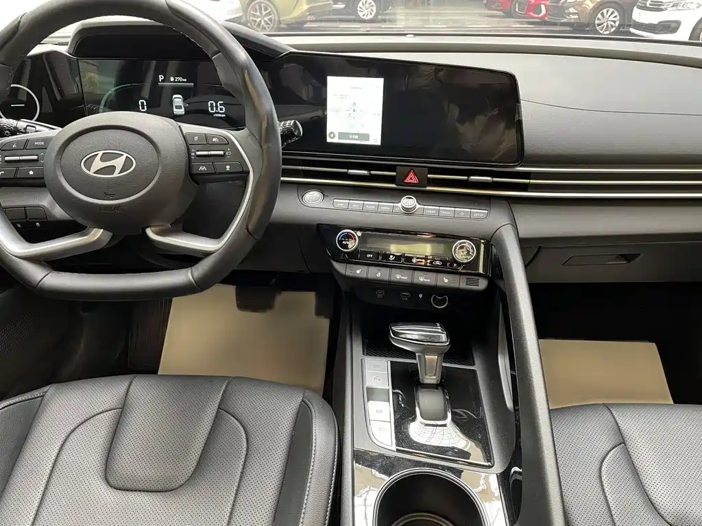 Hyundai Elantra — фото 7