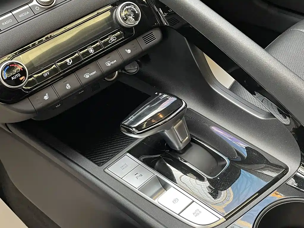 Hyundai Elantra — фото 10
