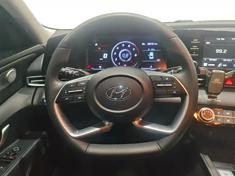 Hyundai Elantra — фото 15