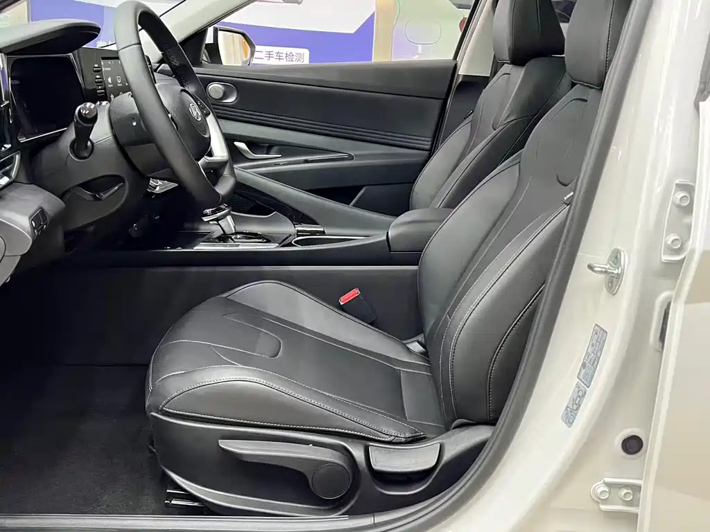Hyundai Elantra — фото 14