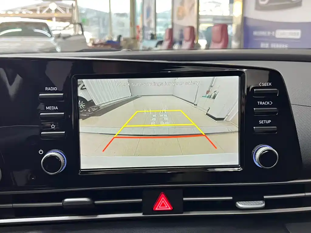 Hyundai Elantra — фото 18