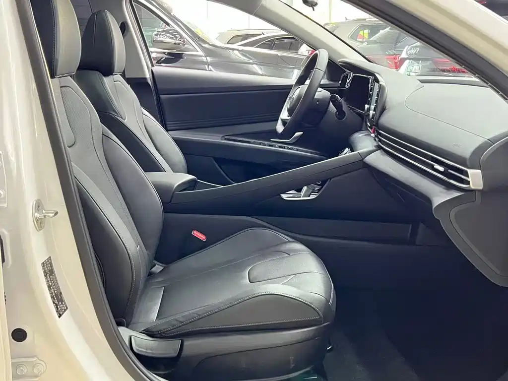 Hyundai Elantra — фото 19