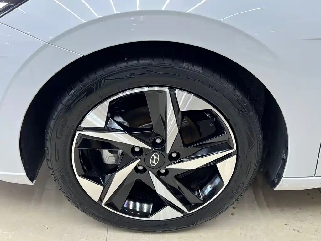 Hyundai Elantra — фото 24