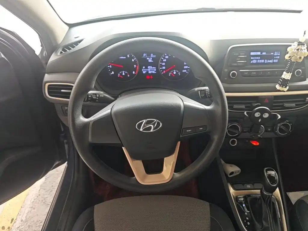 Hyundai Elantra — фото 11