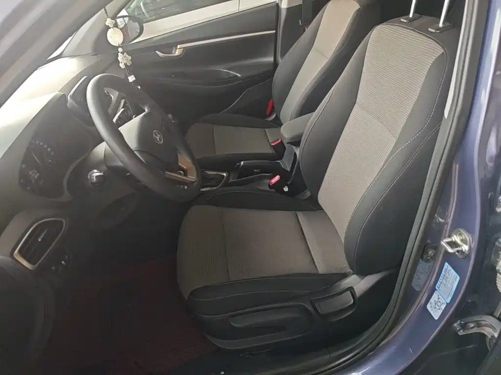 Hyundai Elantra — фото 15
