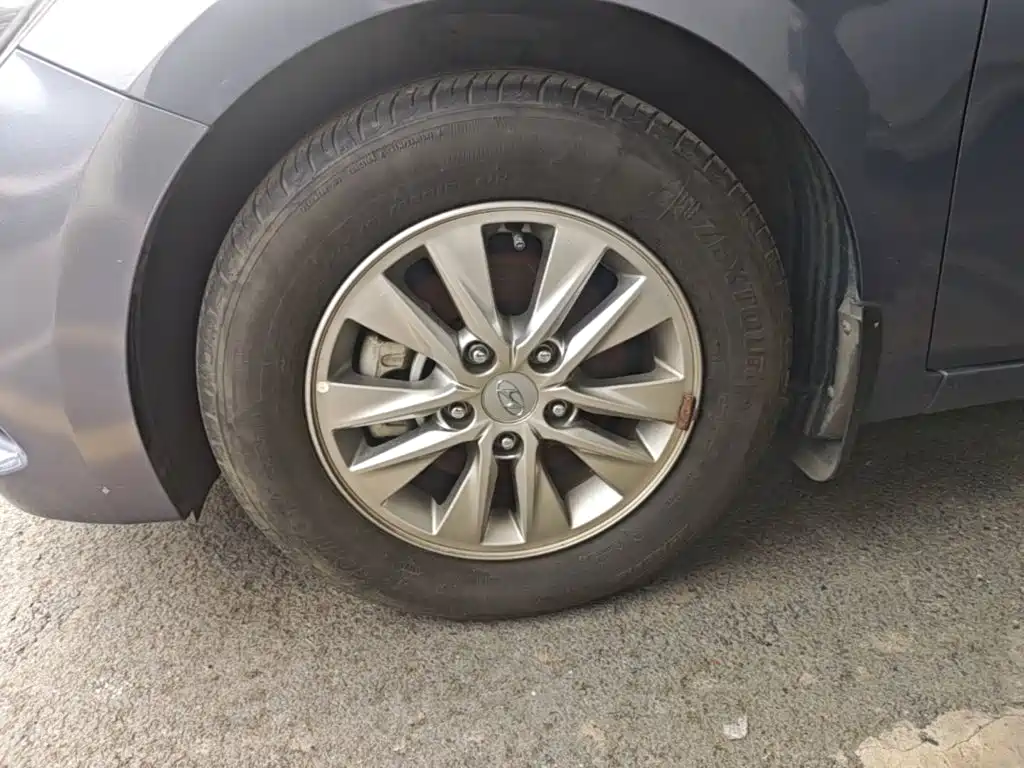 Hyundai Elantra — фото 23