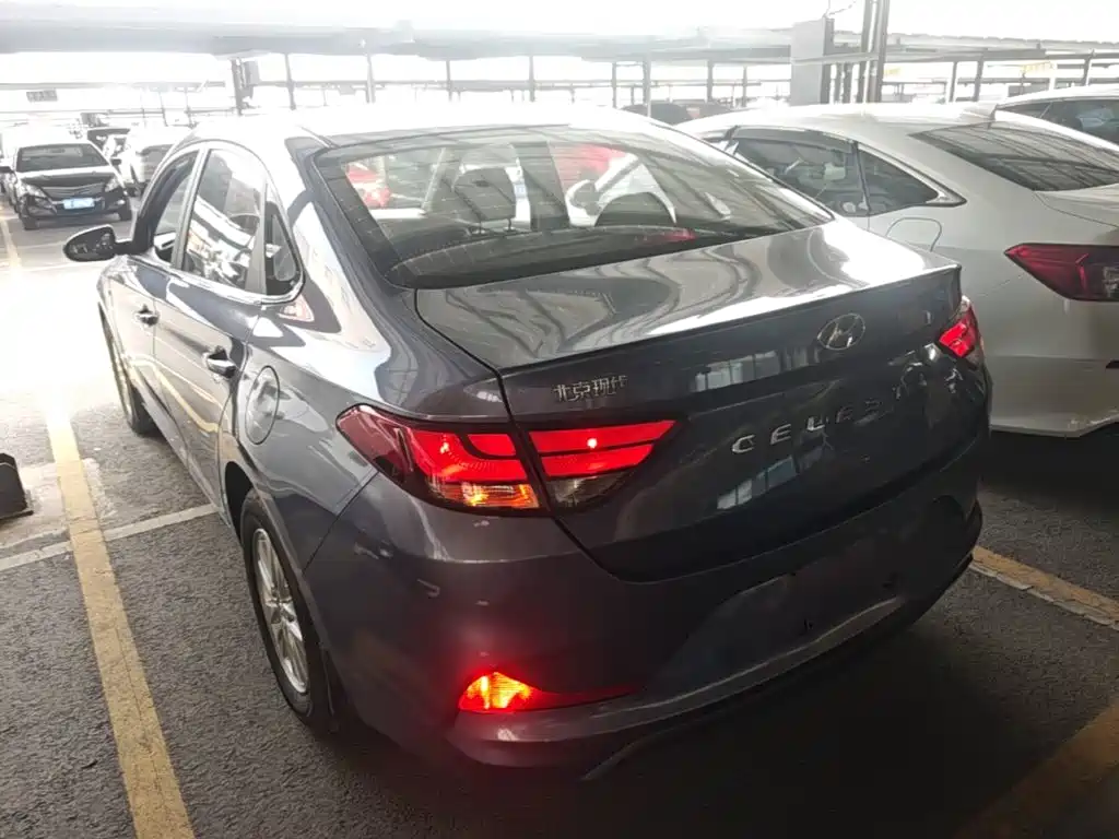 Hyundai Elantra — фото 5