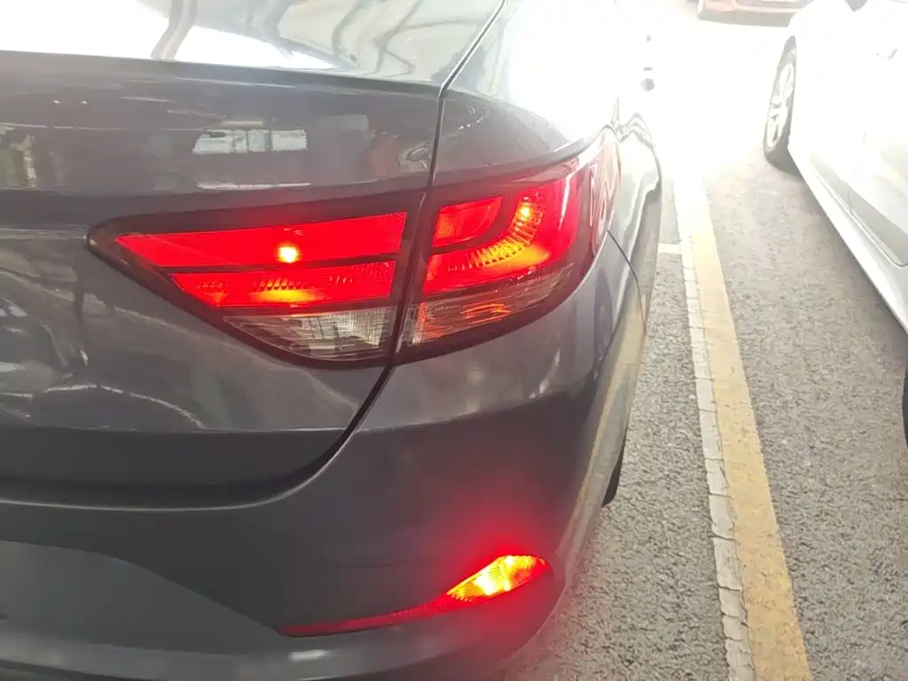 Hyundai Elantra — фото 8