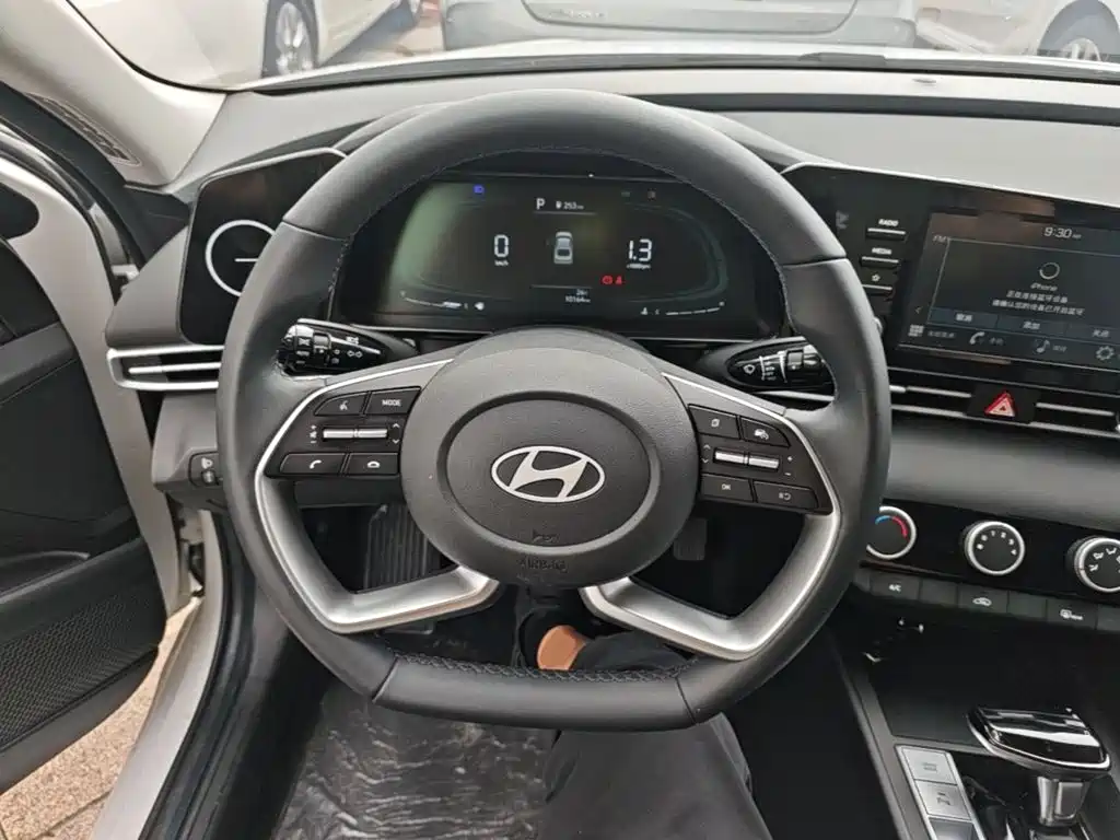 Hyundai Elantra — фото 11