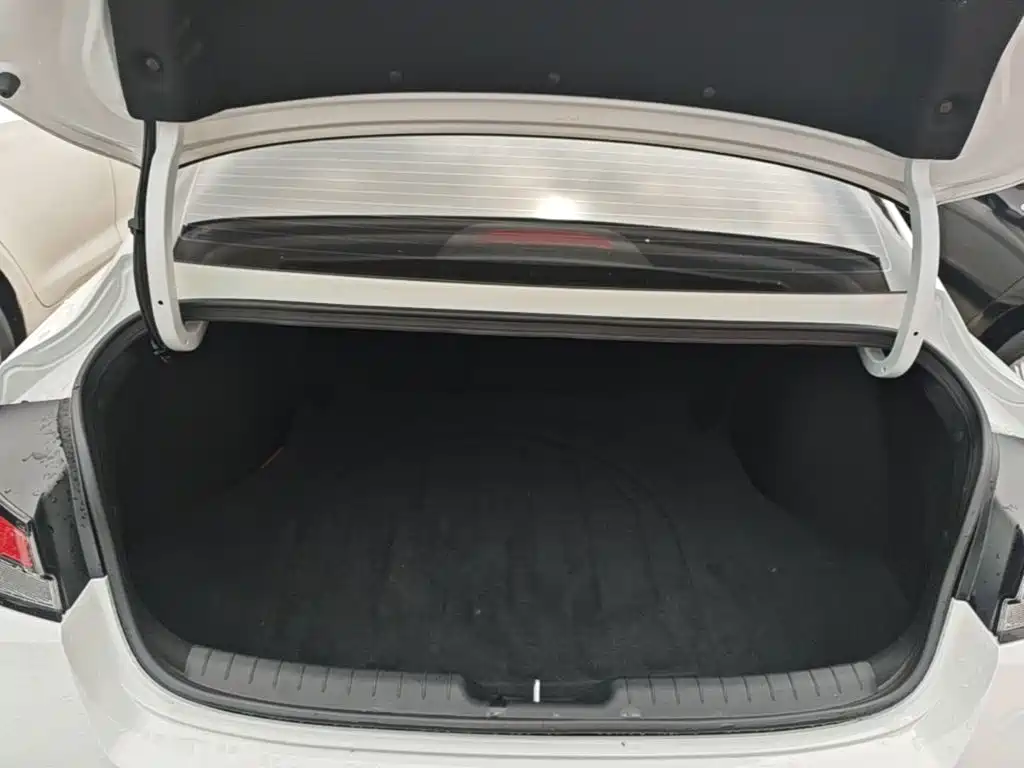 Hyundai Elantra — фото 19