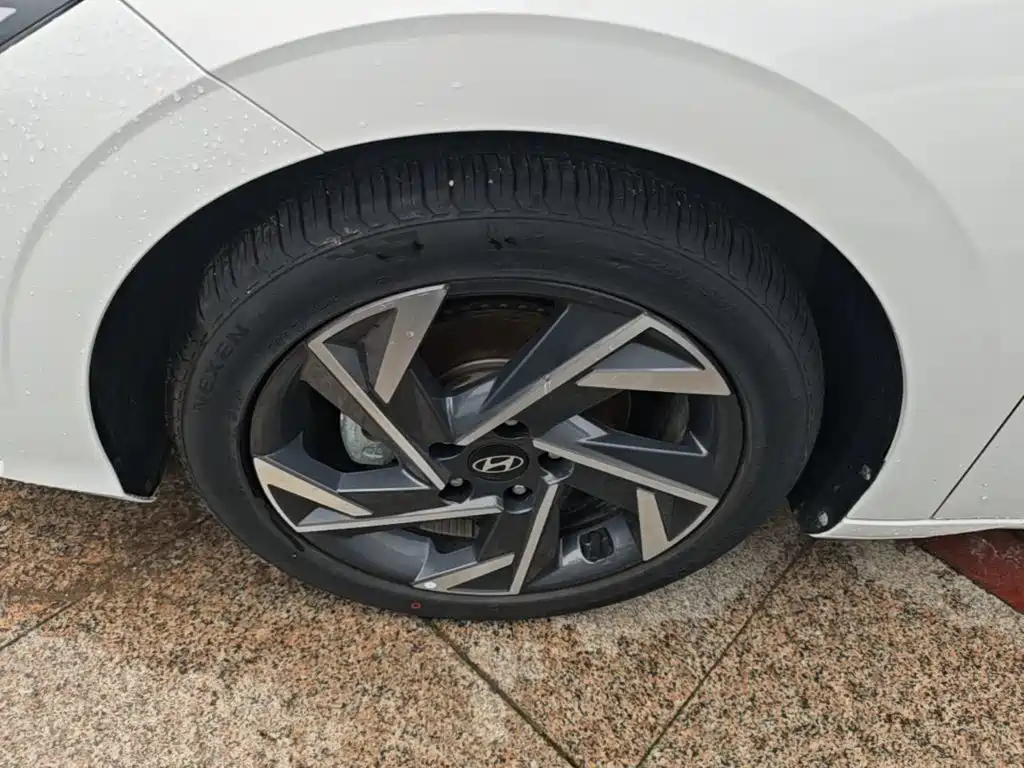 Hyundai Elantra — фото 23