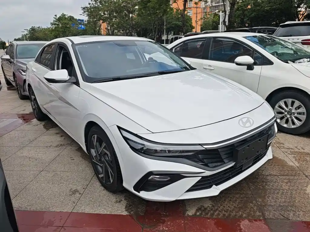 Hyundai Elantra — фото 4