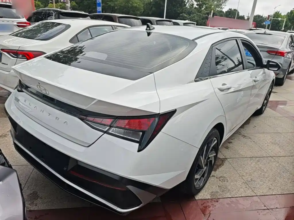 Hyundai Elantra — фото 7