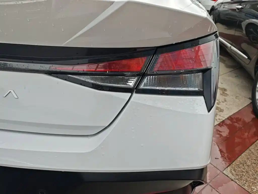 Hyundai Elantra — фото 8